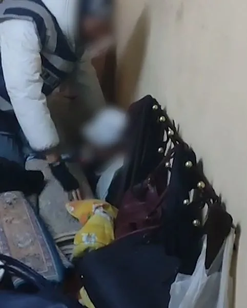 Cinsel İstismar Suçlusu Halıların Arasında Yakalandı