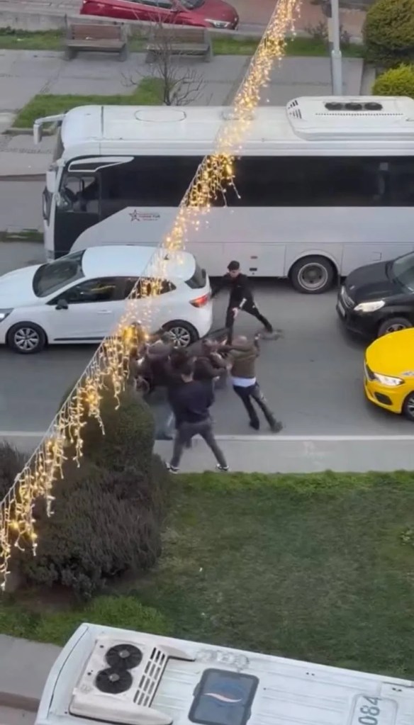 Sultangazi'de Trafikte Kemerli ve Yumruklu Kavga