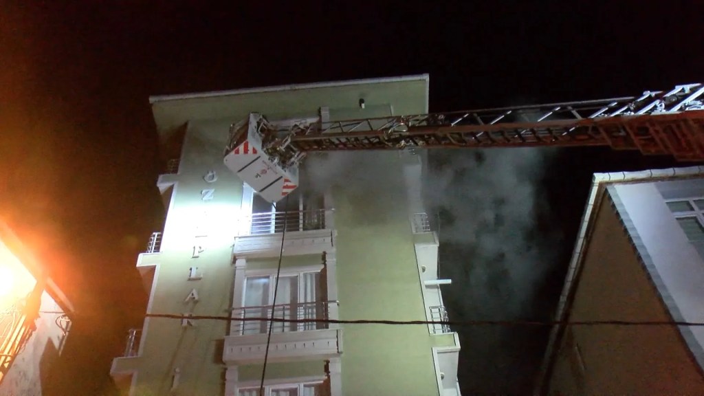 Ümraniye'de 5 Katlı Binada Çıkan Yangın Kontrol Altında