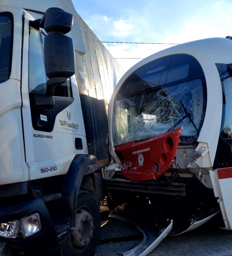 Samsun'da Tramvay ve Kamyon Çarpıştı: Üç Yaralı