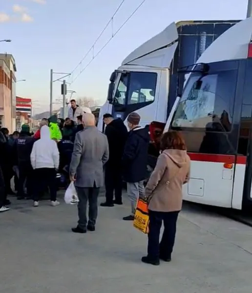 Samsun'da Tramvay ve Kamyon Çarpıştı: Üç Yaralı
