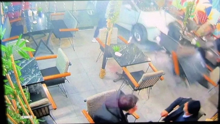 Otomobil İzmit'te Kafeye Girdi: İki Yaralı