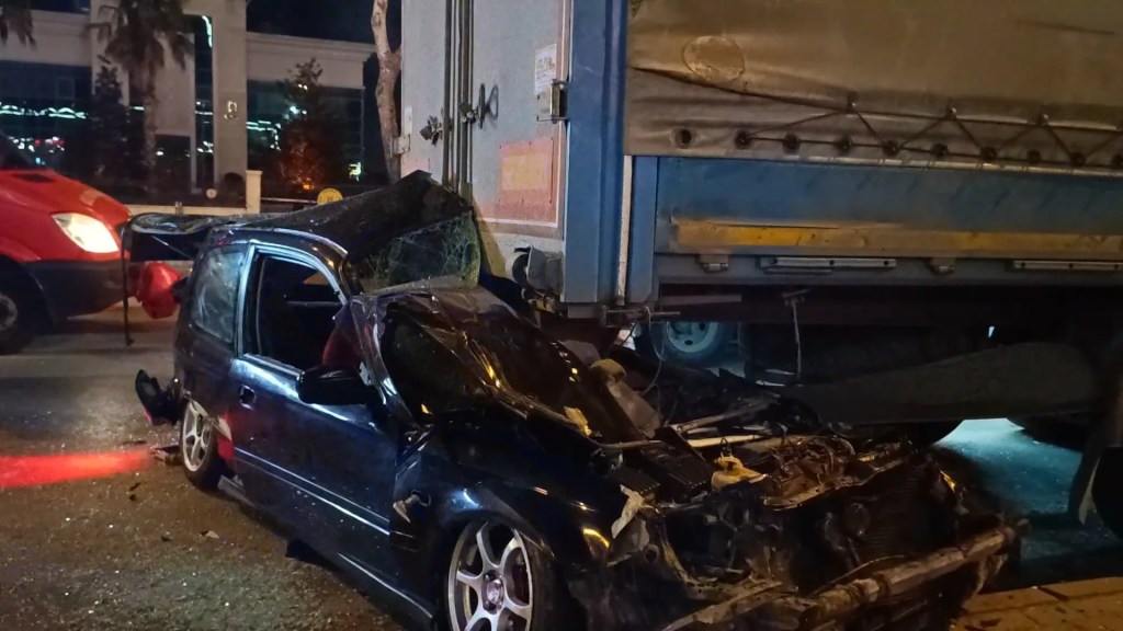 Bursa'da Korkunç Kaza: Otomobil TIR'ın Altına Girdi