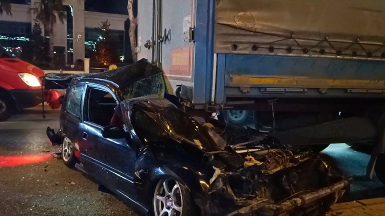 Bursa'da Korkunç Kaza: Otomobil TIR'ın Altına Girdi