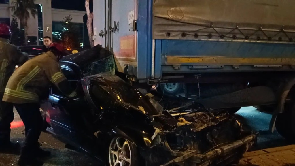 Bursa'da Korkunç Kaza: Otomobil TIR'ın Altına Girdi