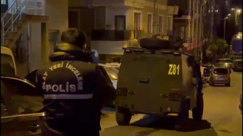 Maltepe'de Park Halindeki Araçlar Yandı
