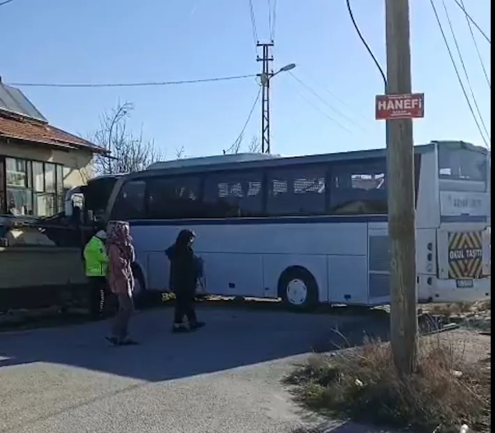 Konya'da Belediye ve Servis Otobüsü Çarpıştı: 17 Yaralı