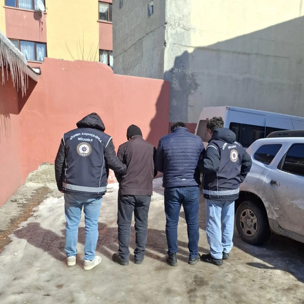 Kars'ta Kaçan Araçtan 7 Kaçak Göçmen Çıktı