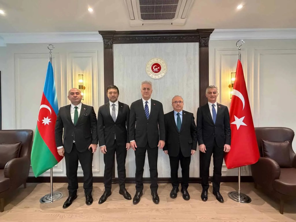 Tamer Karadağlı Azerbaycan'da Ödül Aldı