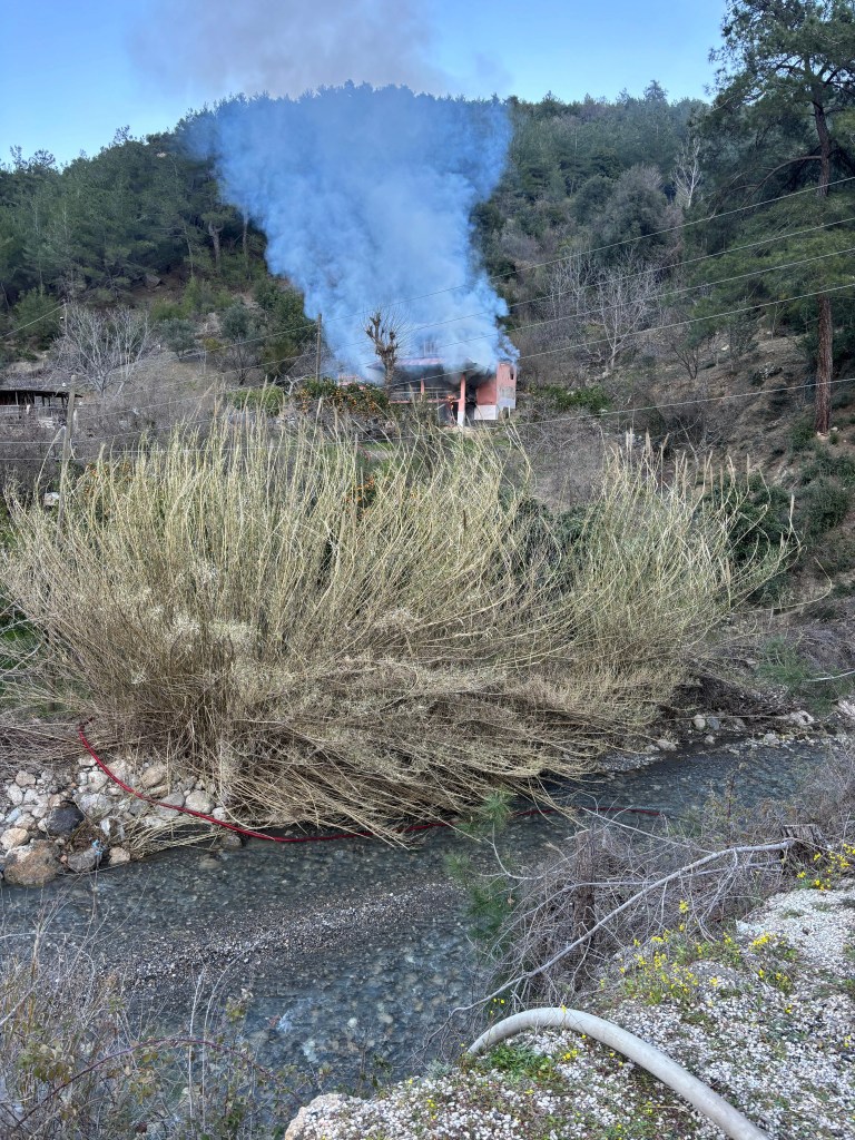 Adana Kozan'da İki Katlı Ev Yangında Küle Döndü