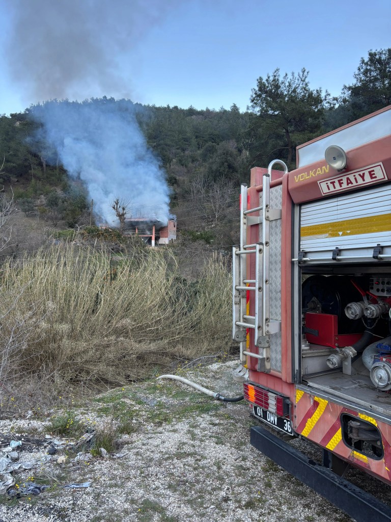 Adana Kozan'da İki Katlı Ev Yangında Küle Döndü