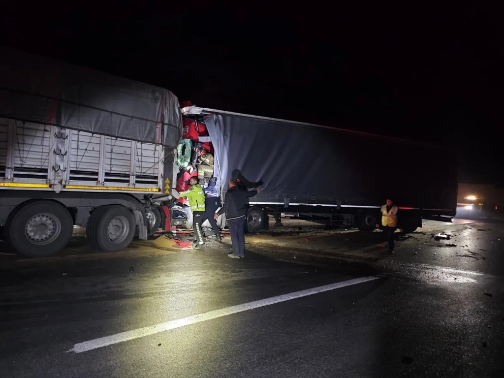 Bursa'da İki TIR'ın Çarpışması Sonucu Can Kaybı