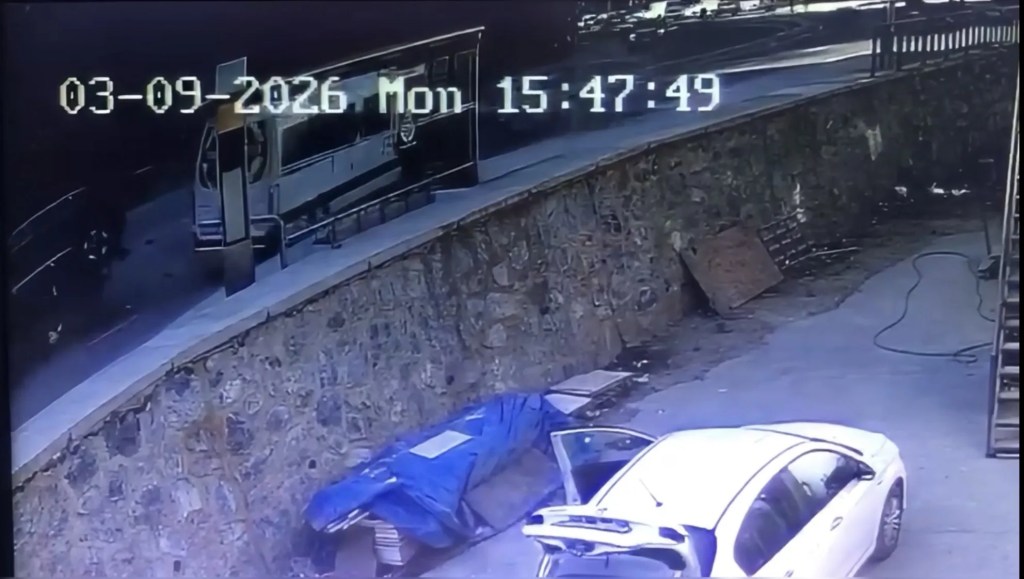 Sarıyer'de Genç Sürücü Virajı Alamadı, 4 Kişi Yaralandı