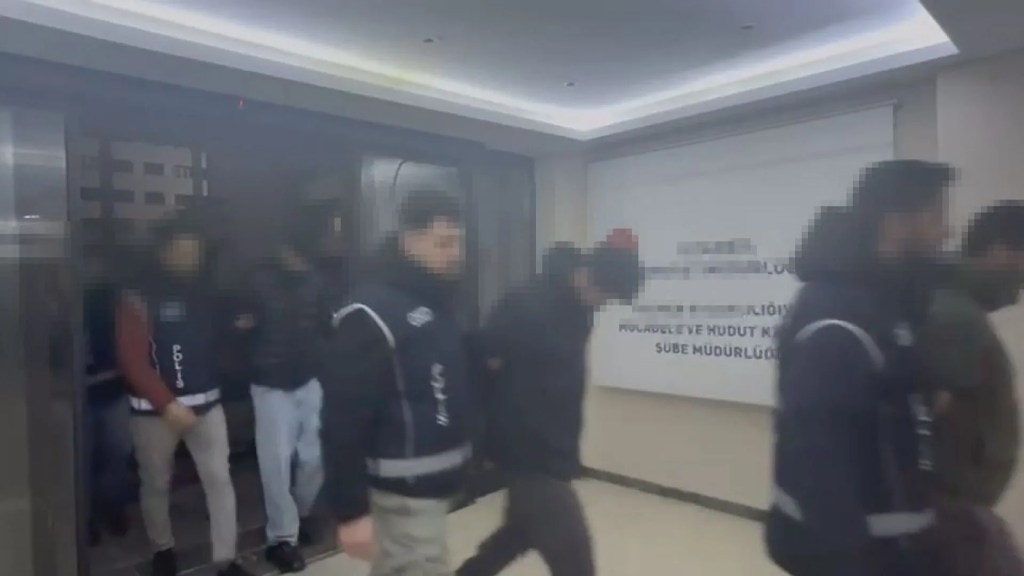 İstanbul'da Sahte İkamet İzni Operasyonu: 13 Kişi Gözaltında