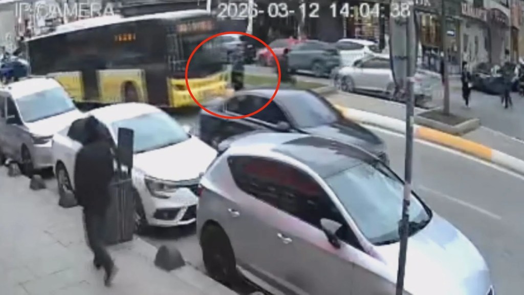 Sultanbeyli'de İETT Otobüsü Yaya Çarptı: Ağır Yaralı