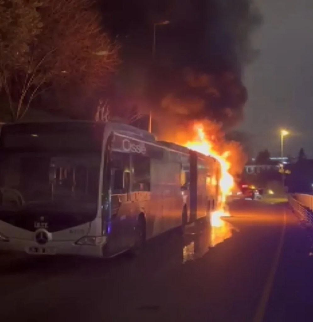 Beşiktaş'ta Metrobüs Yangını: 60 Yolcu Tahliye Edildi
