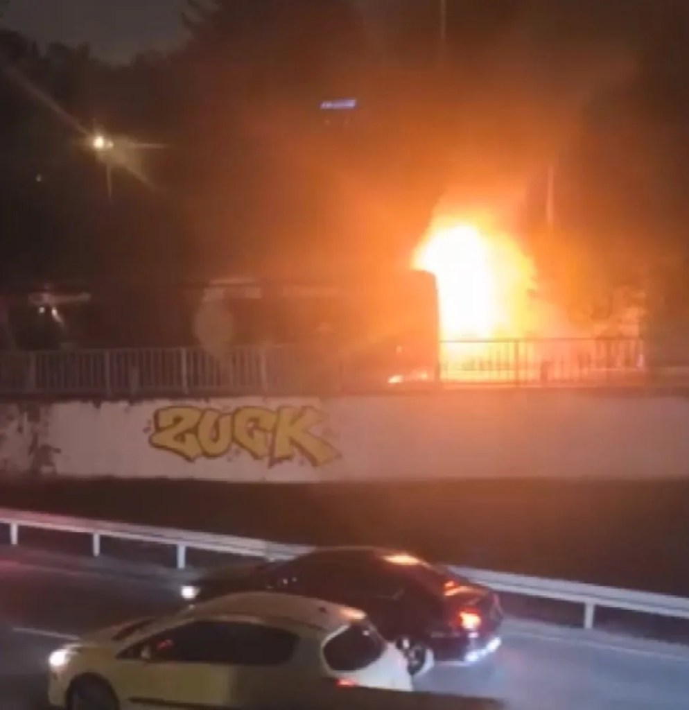 Beşiktaş'ta Metrobüs Yangını: 60 Yolcu Tahliye Edildi