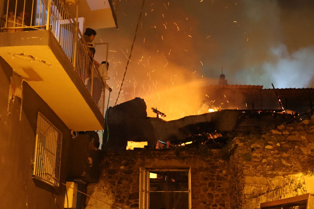 İzmir'de İki Katlı Evde Çıkan Yangın Kontrol Altına Alındı