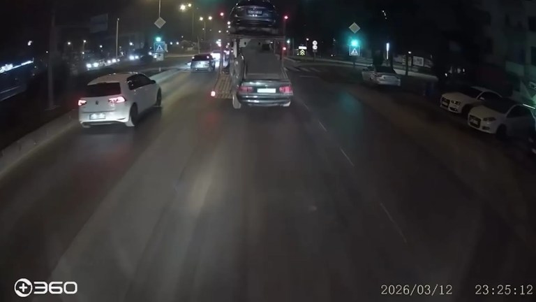Bolu'da Oto Kurtarıcıdan Düşen Otomobil Kamerada