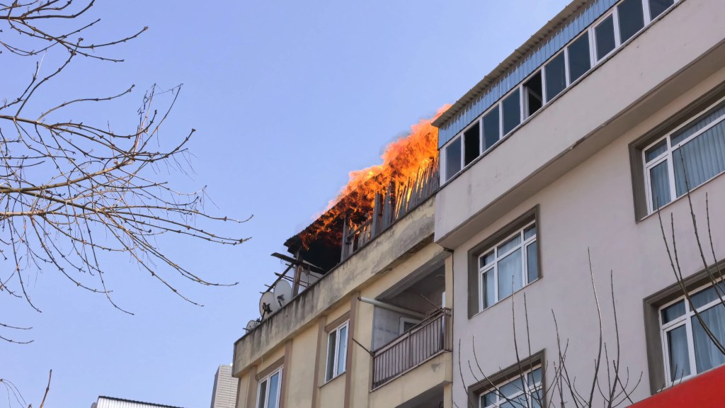 Bursa İnegöl'de Teras Kat Yangını Korkuttu