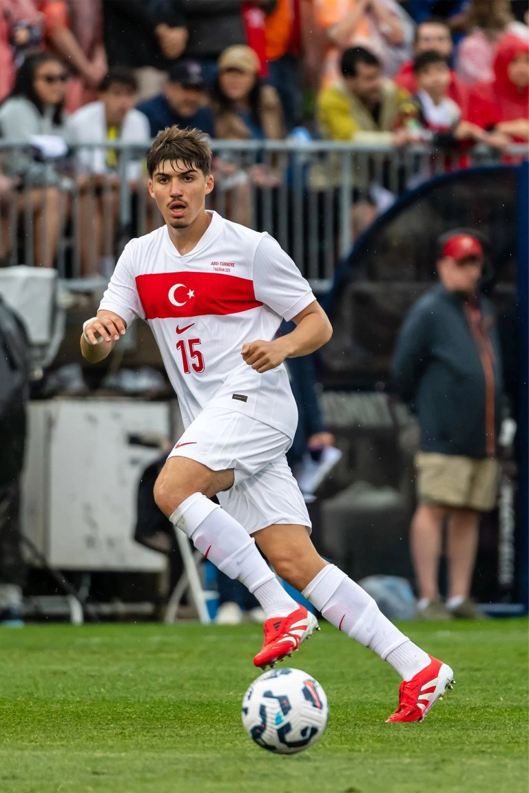 Milli Futbolcu Yusuf Akçiçek Başarılı Ameliyat Geçirdi