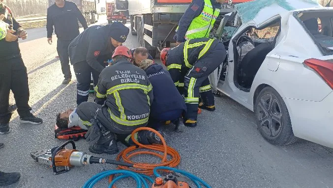 Çorum'da otomobil TIR'a çarptı: 1 kişi yaralandı