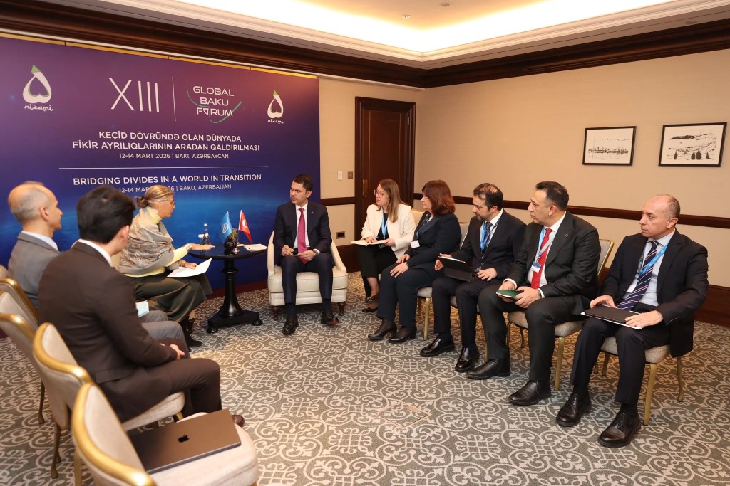 Bakan Kurum BM Habitat Direktörü ile Bakü'de Görüştü