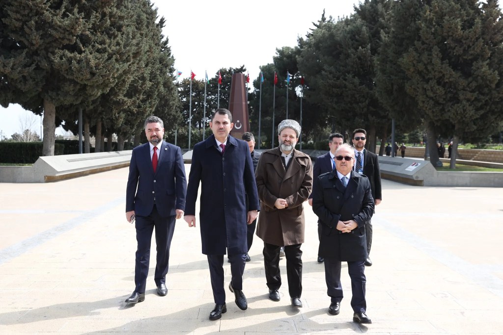 Bakan Kurum BM Habitat Direktörü ile Bakü'de Görüştü