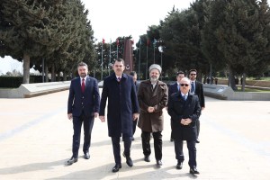 Bakan Kurum BM Habitat Direktörü ile Bakü'de Görüştü