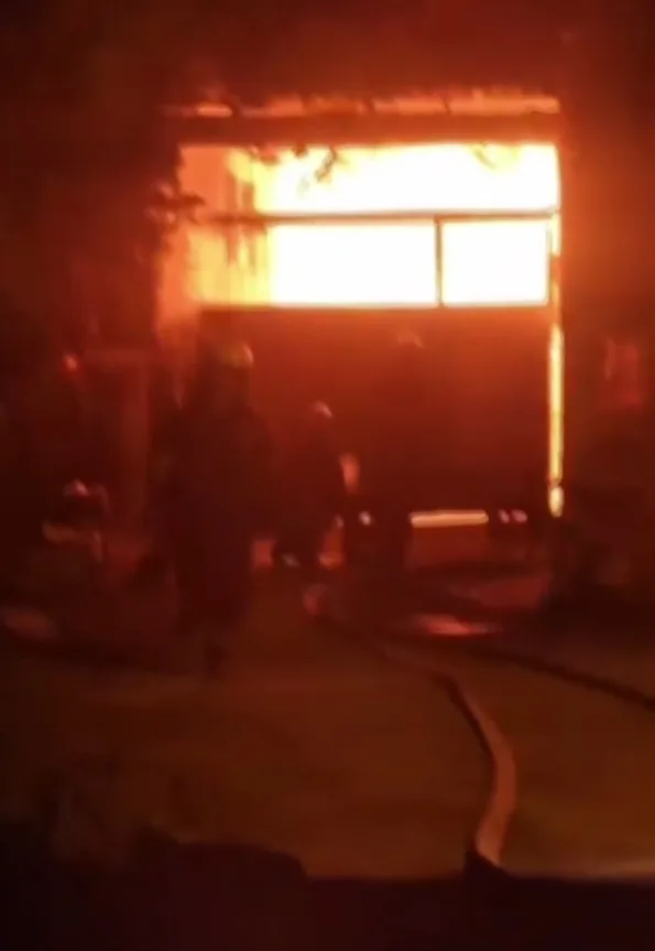 Adana'da Mobilya Atölyesinde Gece Yangını Söndürüldü