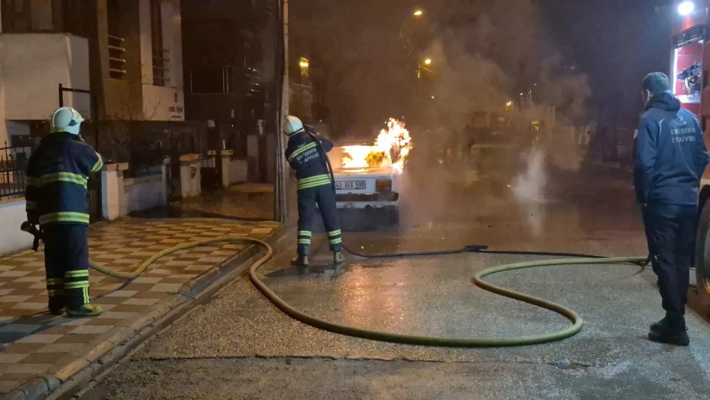 Eskişehir'de park halindeki araç alev aldı