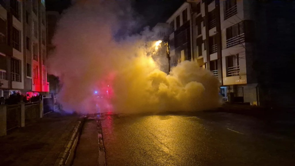 Eskişehir'de park halindeki araç alev aldı
