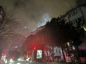 Üsküdar'da 5 Katlı Binanın Çatısında Yangın Paniği