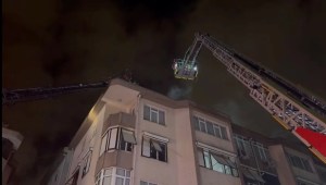 Üsküdar'da 5 Katlı Binanın Çatısında Yangın Paniği