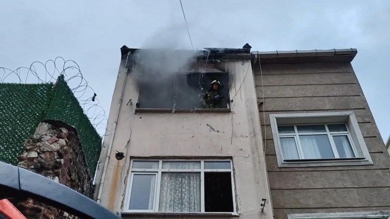 Fatih'te İki Katlı Binada Yangın: Bir Kişi Hayatını Kaybetti