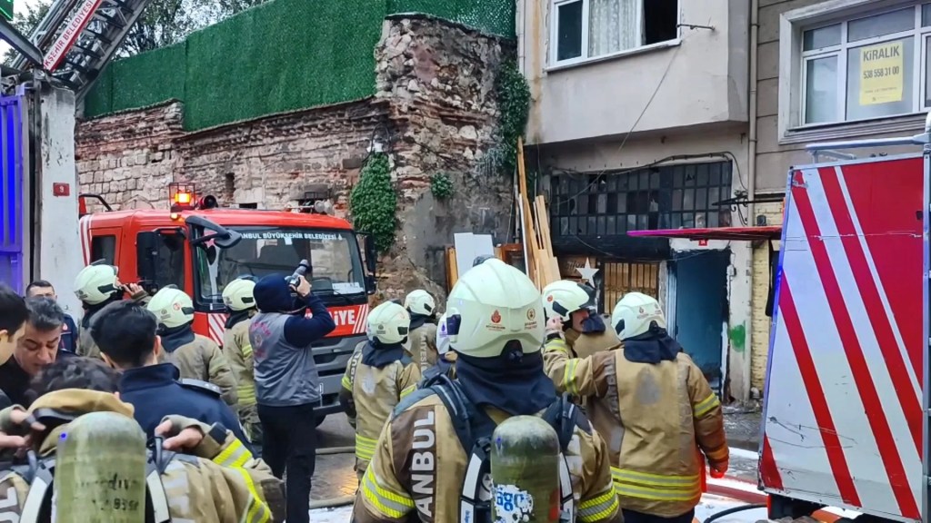 Fatih'te İki Katlı Binada Yangın: Bir Kişi Hayatını Kaybetti