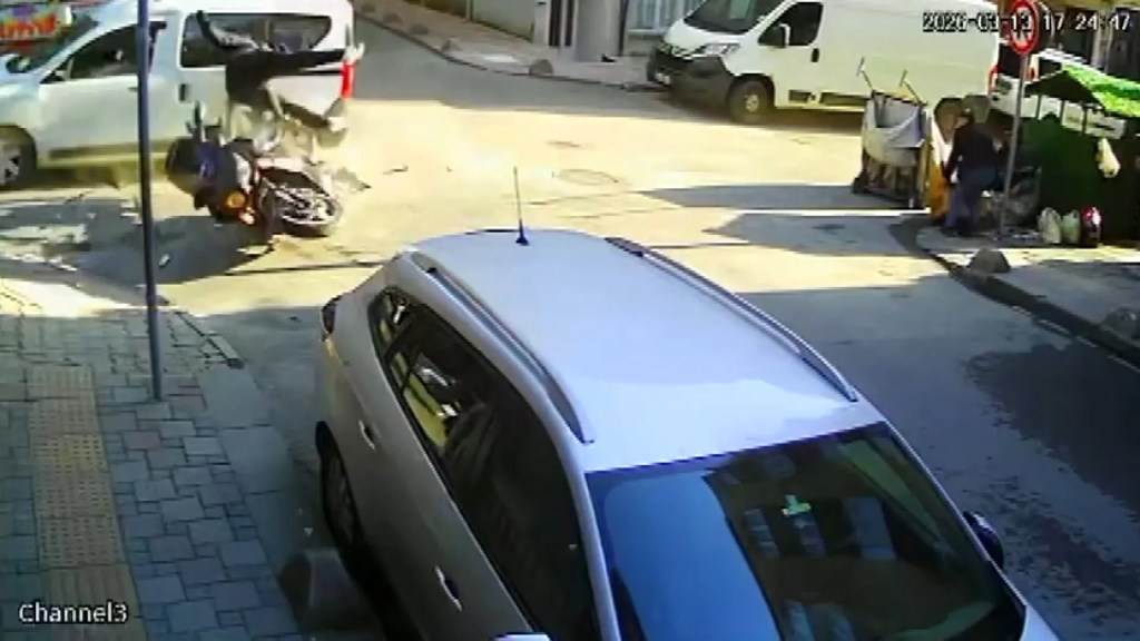 Esenler'de Tehlikeli Kavşakta Yine Kaza: 2 Yaralı