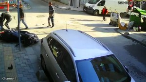 Esenler'de Tehlikeli Kavşakta Yine Kaza: 2 Yaralı