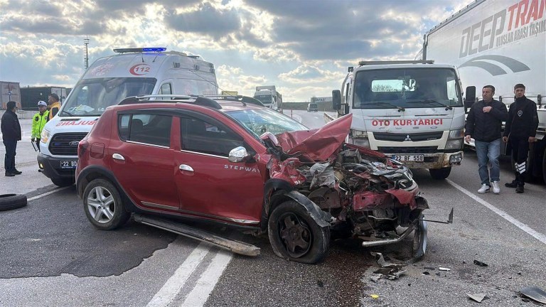 Edirne'de TIR'a Çarpan Otomobil Sürücüsü Yaralandı