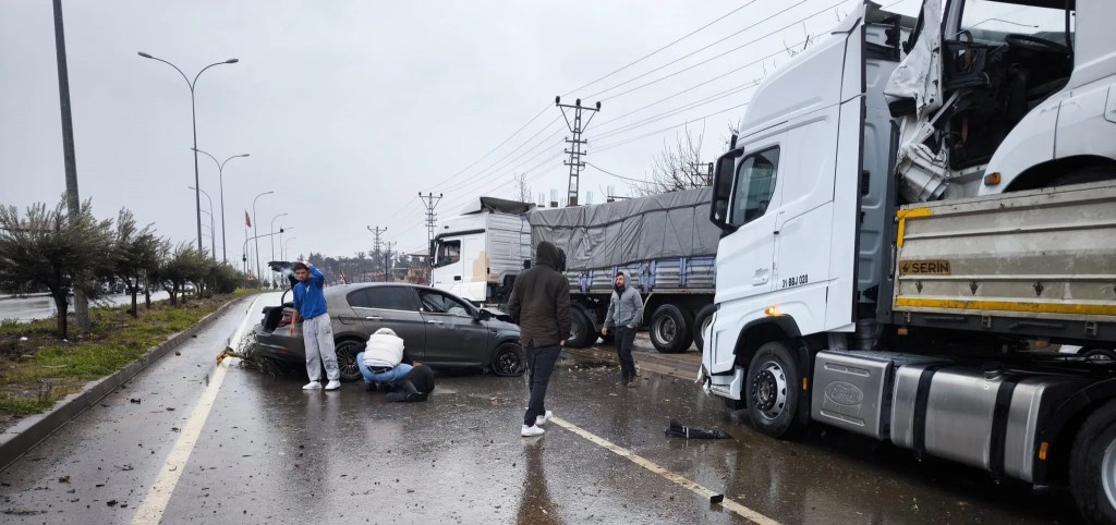 Gaziantep'te Trafik Kazası: Otomobil TIR'a Çarptı, 2 Yaralı