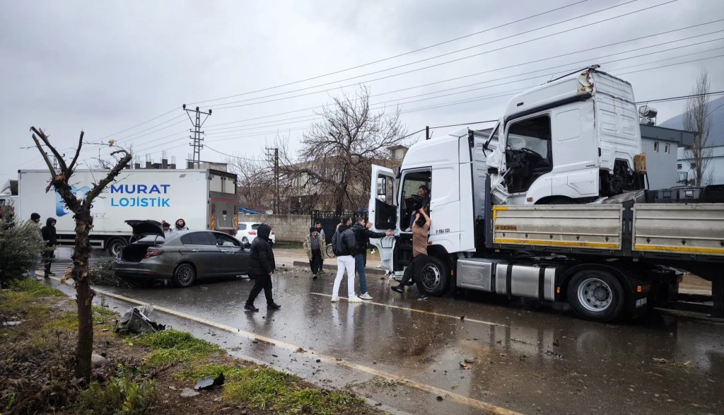 Gaziantep'te Trafik Kazası: Otomobil TIR'a Çarptı, 2 Yaralı