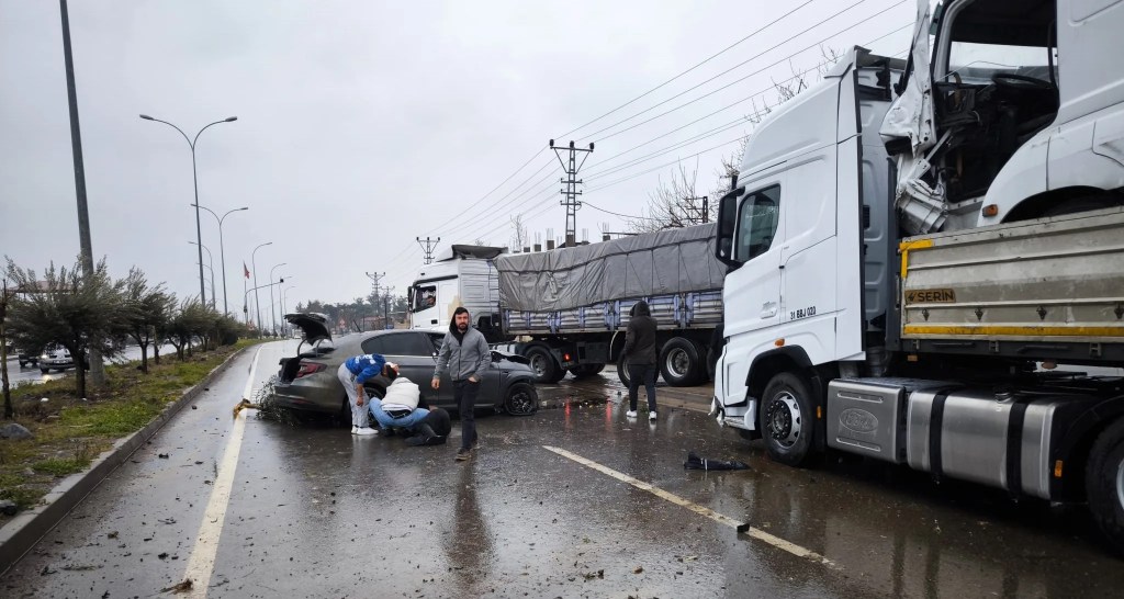 Gaziantep'te Trafik Kazası: Otomobil TIR'a Çarptı, 2 Yaralı