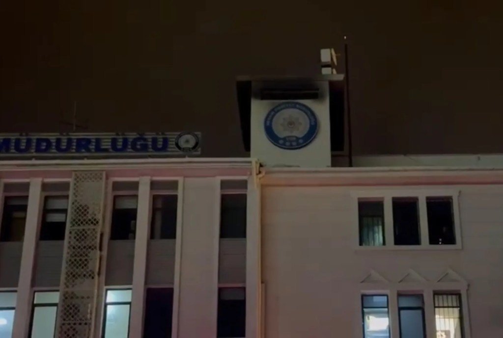 Mersin Emniyet Müdürlüğü Ek Binasındaki Yangın Söndürüldü