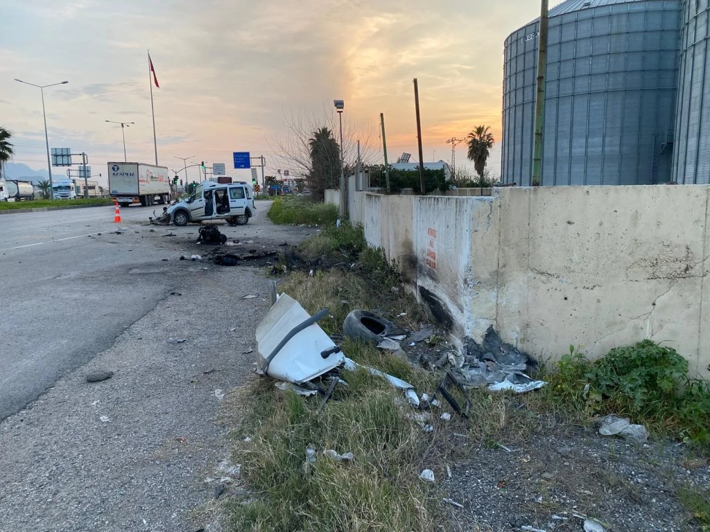 Ceyhan'da Trafik Kazası: Sürücü Ağır Yaralandı