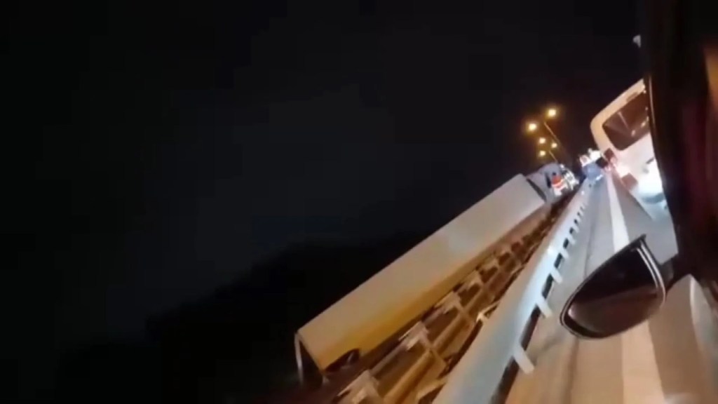 Büyükçekmece TEM Otoyolu'nda TIR Kazası Trafiği Kilitledi