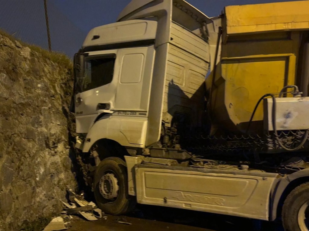 Sancaktepe'de Hafriyat Kamyonu Kazası: Şoför Ağır Yaralandı