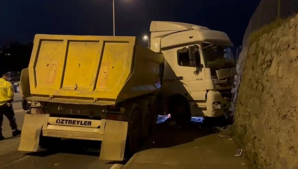 Sancaktepe'de Hafriyat Kamyonu Kazası: Şoför Ağır Yaralandı