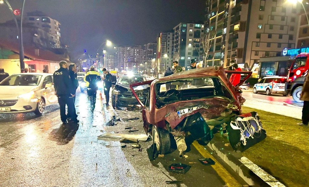 Malatya'da İki Otomobil Çarpıştı: Üç Kişi Yaralandı