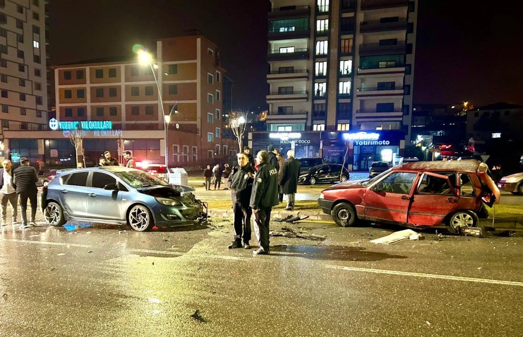 Malatya'da İki Otomobil Çarpıştı: Üç Kişi Yaralandı