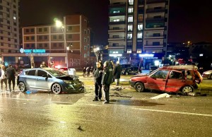 Malatya'da İki Otomobil Çarpıştı: Üç Kişi Yaralandı
